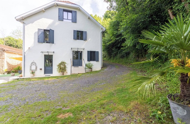 Holiday Home 'Cholena - Domaine Helaku' with Shared Terrace, Shared Garden and Wi-Fi