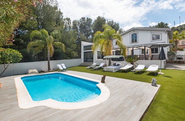 Holiday Home 'Palmera' with Mountain Views, Wi-Fi and Air Conditioning