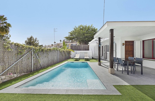 Holiday Home with Moutain View, Private Pool, A/C & WiFi
