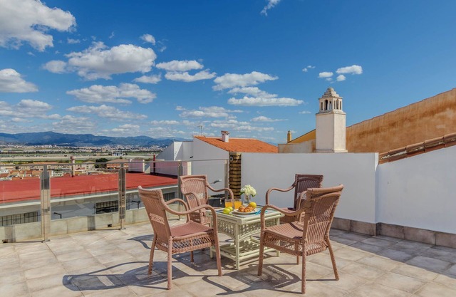 Holiday Home 'Espaciosa Casa Junto Al Aeropuerto' with Mountain View, Wi-Fi and Air Conditioning