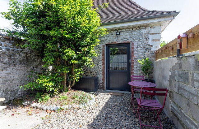 Holiday Home 'Gîte les Charmilles' with Private Terrace, Private Garden and Wi-Fi