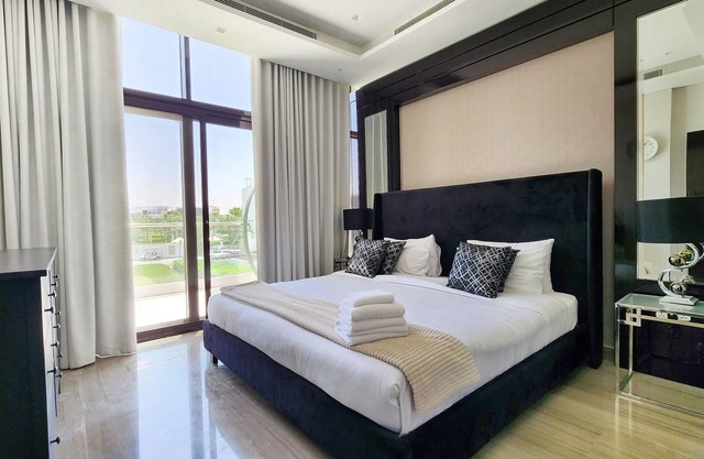Holiday Home Golf Villa Dubai | 4 Bedrooms Ensuite Family Rooms | SHARED KITCHEN