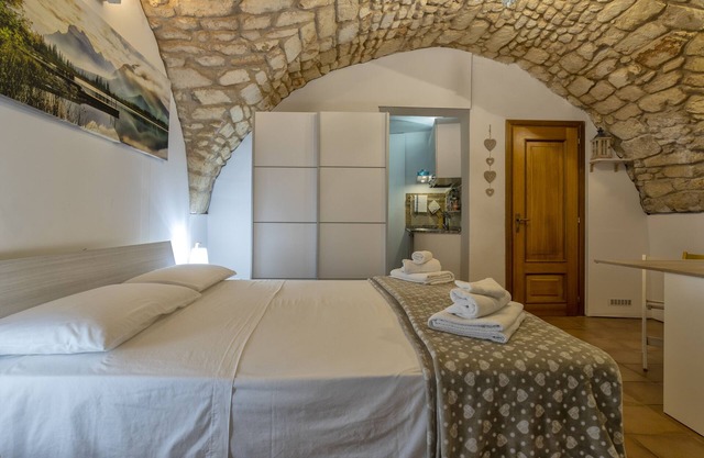 Holiday Home "La Casetta di Pietra" with A/C and Wi-Fi
