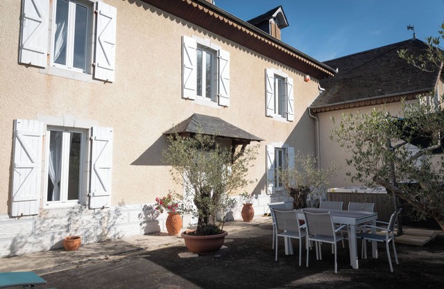Holiday Home 'La Maison Du Soleil Avec Bain à Remous 6p' with Terrace and Air Conditioning