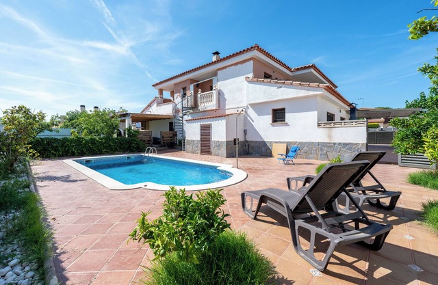 Holiday Home 'La Plana' with Private Pool, Wi-Fi and Air Conditioning