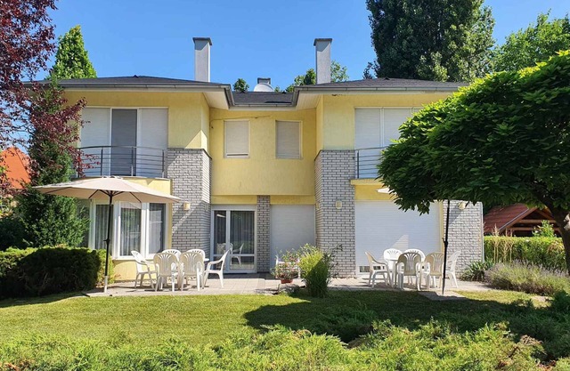 Holiday home only 80 m from the private beach, with a small boat and air conditioning