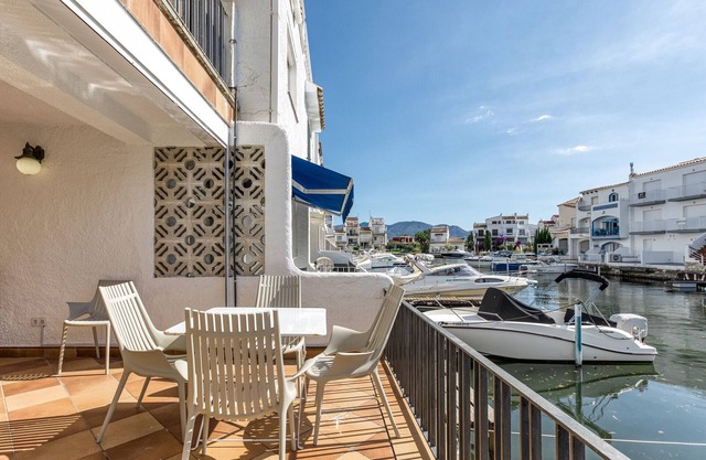 Holiday Home 'Port Empúries' with Sea View, Private Pool and Air Conditioning