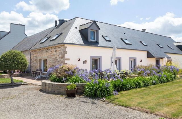 Holiday Home 'Ty An Aod - Vue Mer' with Private Terrace, Shared Garden and Wi-Fi