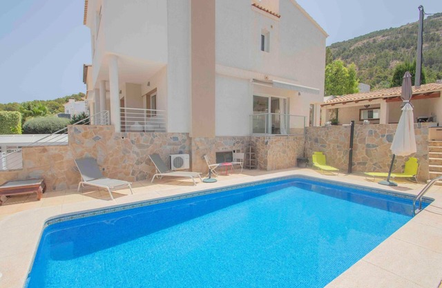 Holiday Home Villa Polar Spaniahome with Sea View, Pool & Wi-Fi
