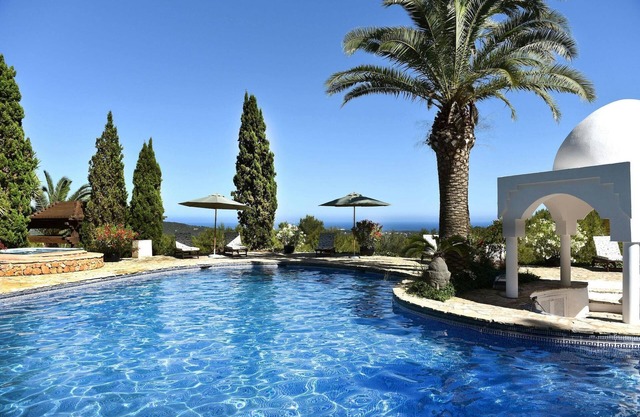 Holiday home with alfresco dinning