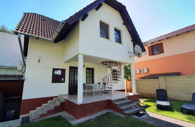 Holiday home with air conditioning, near the beach