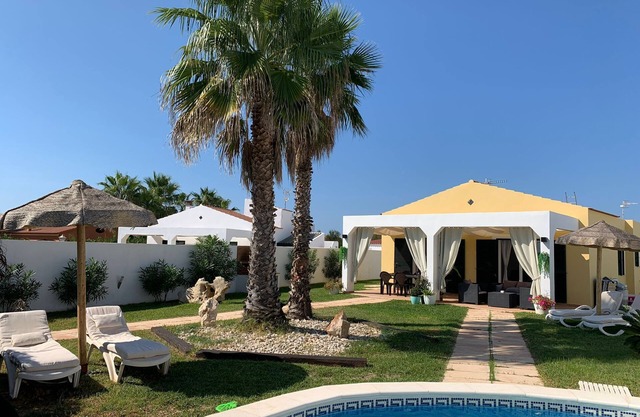 Holiday Home with Private Pool, Wi-Fi and Air Conditioning