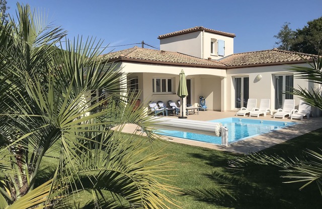 Holiday home with heated swimming pool, new bedding, in a calm area