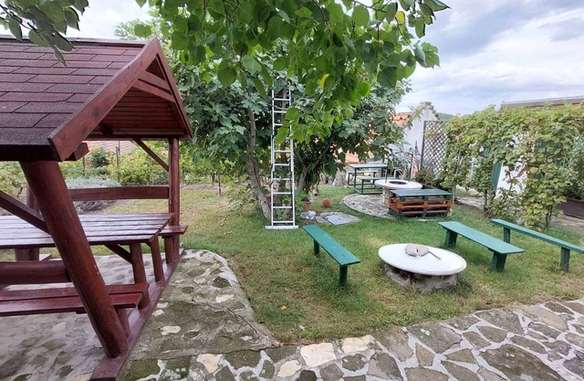 Holiday home with garden only 50 meters from the center