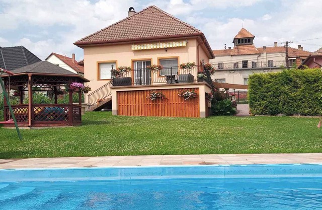 Holiday home with pool, whirlpool and air conditioning