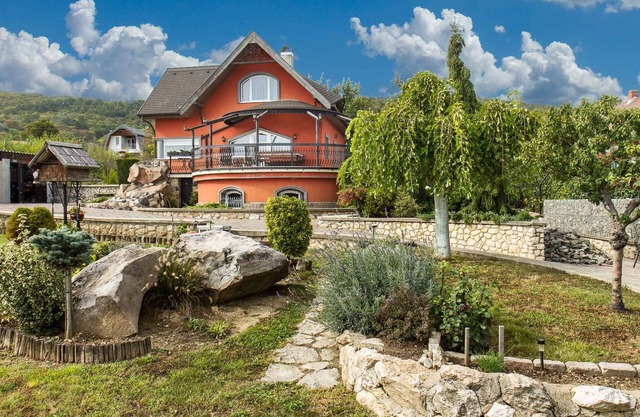 Holiday home with panoramic views of Lake Balaton, WiFi, washing machine