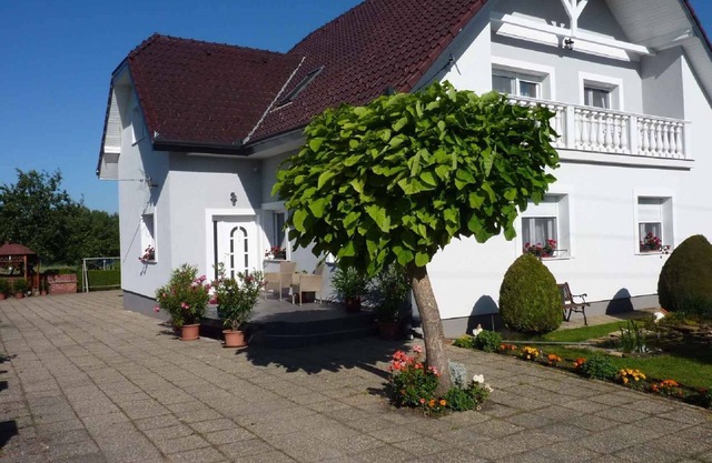 Holiday home with whirlpool, large garden pavilion, air conditioning and WiFi