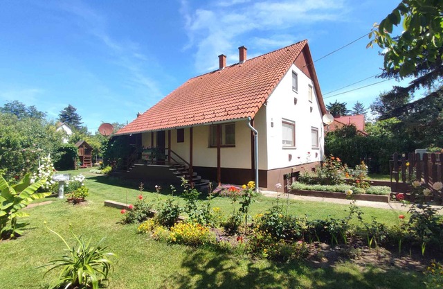 Holiday home with Wi-Fi and children's playground