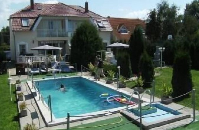 Holiday house Balatonszárszó for 5 persons with 3 bedrooms - Twin house