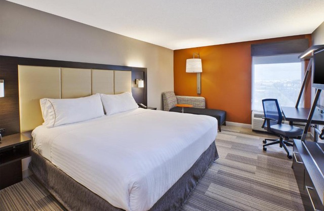 Holiday Inn Express & Suites Chicago-Midway Airport by IHG