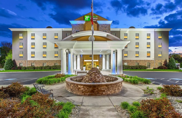 Holiday Inn Express & Suites Morristown by IHG