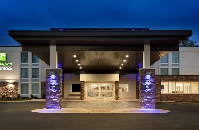Holiday Inn Express Williamsbrg Busch Gardens Area by IHG