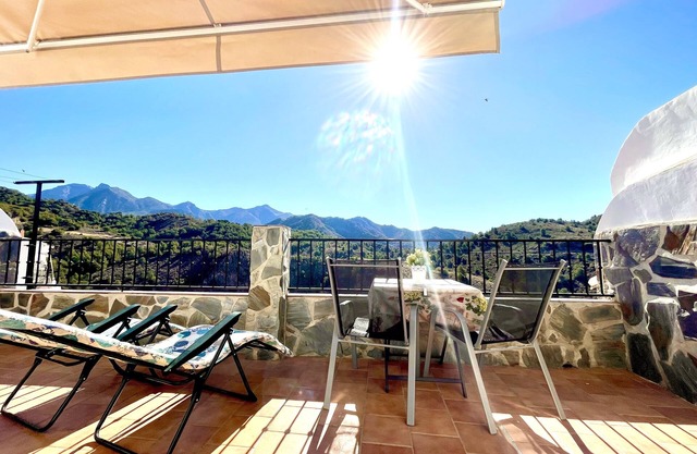 HOLIDAY RENTAL APARTMENT. 5 KM TO THE NEAREST BEACHES, FREE WIFI, SUNNY TERRACE.