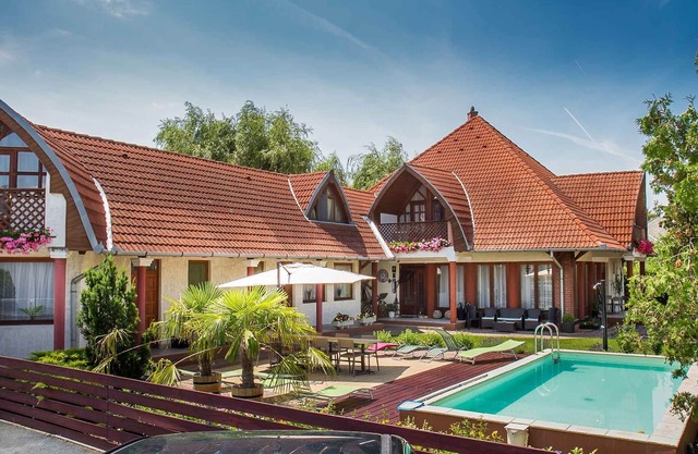 Holiday room in an apartment house with pool and internet