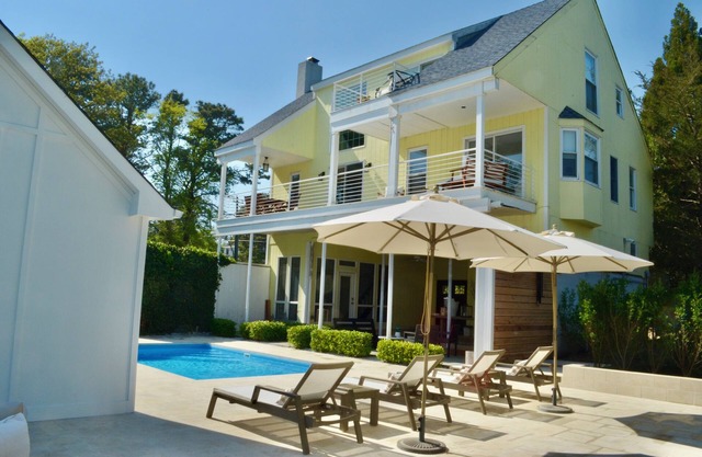 Holidays in the Hamptons! Chic Beach Home mins from Village