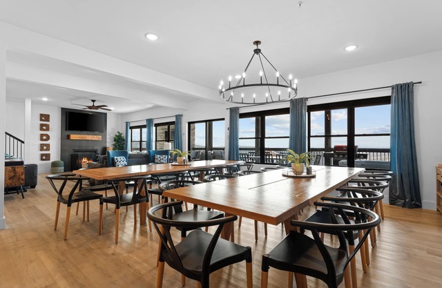 Holidays with us means room for EVERYONE! By SDC w/Lake view, hottub, theater