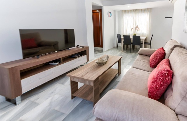 Holidays2Malaga Salitre Apartment close Train Station and Old Town Malaga