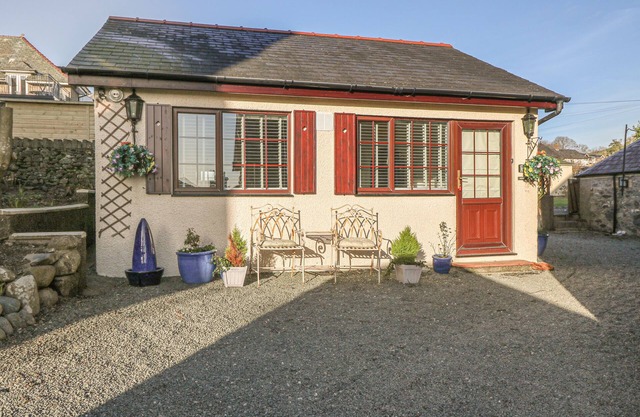 HOLLY COTTAGE, country holiday cottage, with a garden in Criccieth