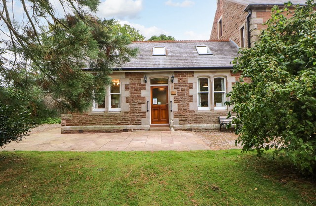 HOLLY LODGE, pet friendly, with open fire in Appleby-In-Westmorland