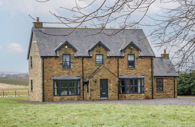 HOLLYMOOR HALL FARM, pet friendly, with hot tub in Richmond