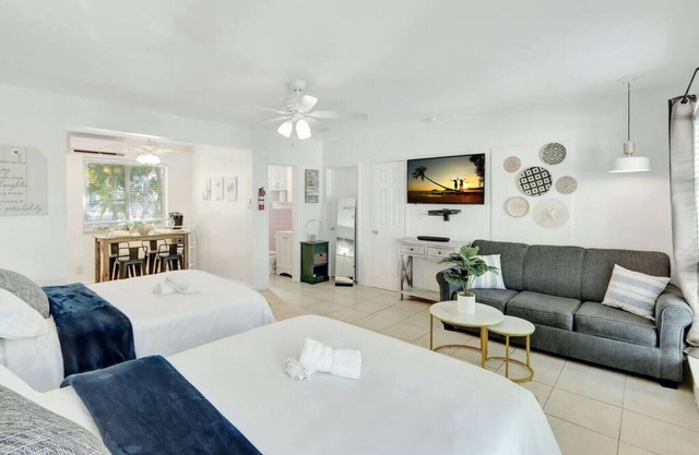 Hollywood Beach Escapade Studio w/Free Parking