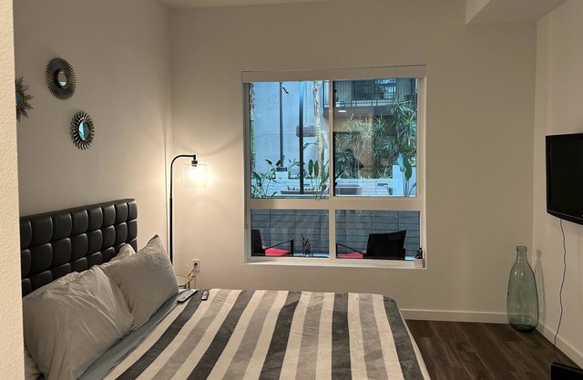 Hollywood/BeverlyHills Luxury Condo Suite!