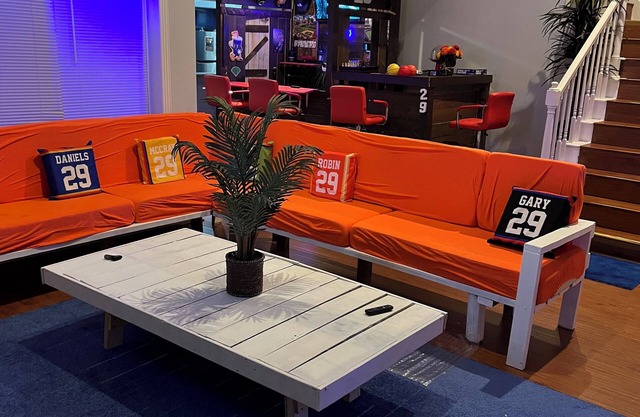 Home 29 Is Spacious, Unique, With A Cool Bar & Jet Tub.