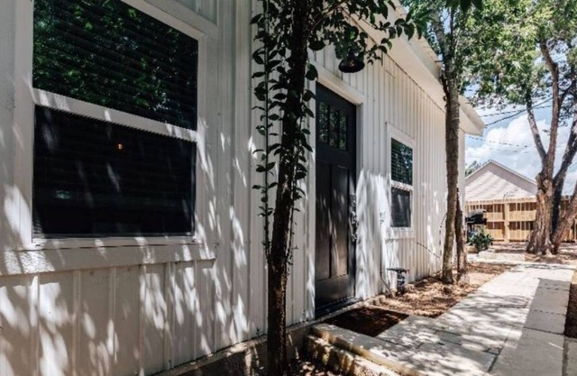 Home Away From Home-The Krow's Nest Cottage Close to Lake Travis, Pet-Friendly