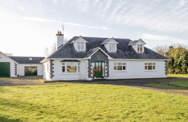 HOME FARM RETREAT, family friendly in Williamstown, County Galway