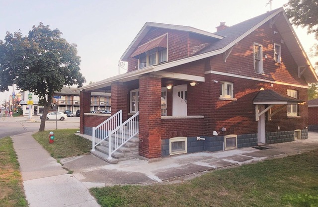 Home in Niagara falls.3 bed,3 bedrooms.close by Clifton Hill,Casino, the falls.