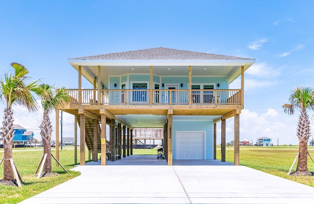 Home near the beach with large deck, gas grill, patio, outdoor shower & W/D