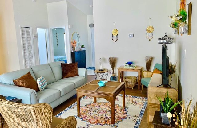 Home near Theme Parks, Airports, Lakes, Shops, Etc.