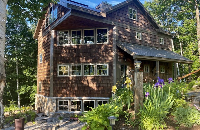 Home on Black Mountain, Amazing Foliage Views, FUN, Private yet Convenient