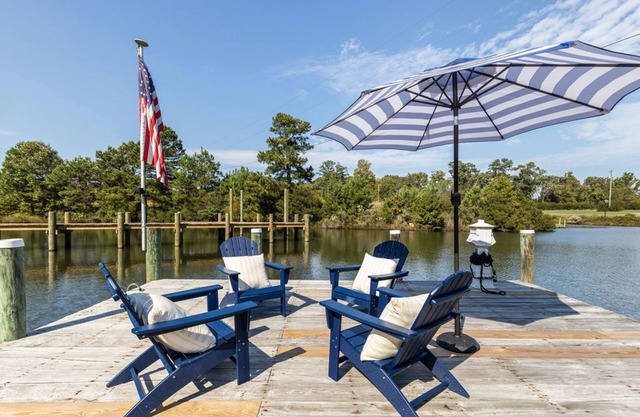 Home on Jackson Creek Home w/kayaks, bike, dock. Available guest cottage extra.