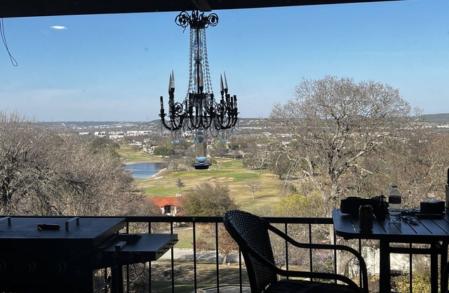 Home overlooks the city near epicenter of eclipse. Private Chef.