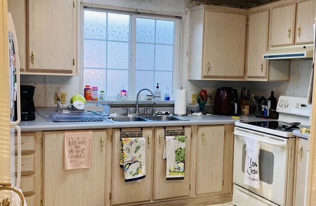 Home Share in Quaint Villa in 55+ Golf Resort. Private bedroom and bathroom.