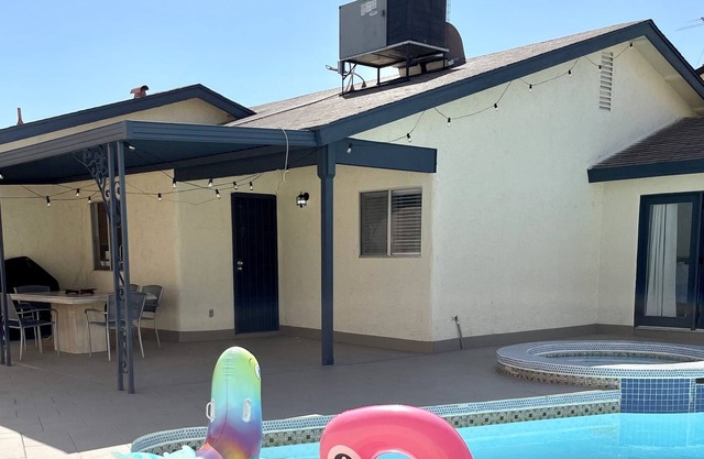 Home with Pool &Spa & Firepit, 12 minutes to The Strip 20 min to Red Rock Canyon