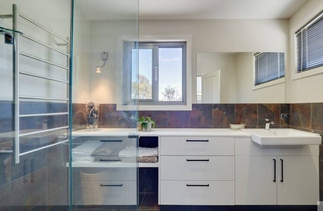 Home with stunning Snowy mountains and Jindabyne lake views