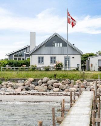 Home With Views And Walking Distance To Nature