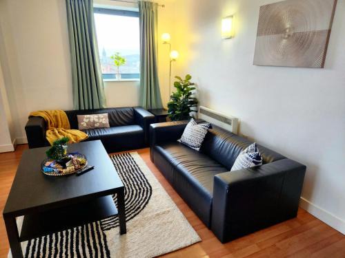 Home2Home 2 bedroom & 2 bathroom central Apartment with FREE PARKING near University and Hospital